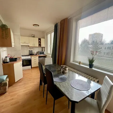 Sunny Vojenska - Old Town Apartment *