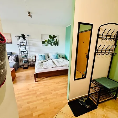 Sunny Vojenska - Old Town Apartment