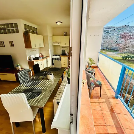 Sunny Vojenska - Old Town Apartment