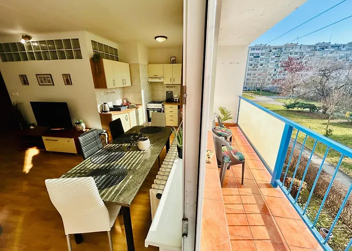 Sunny Vojenska - Old Town Apartmán